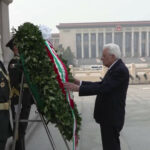 Pechino, Mattarella depone corona al Monumento degli Eroi del Popolo